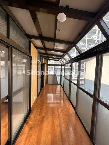 【物件画像あり】厚木市妻田東1丁目　中古戸建　49.91坪の内装|室内干しや日向ぼっこをしたり♪広々としたサンルーム付き。