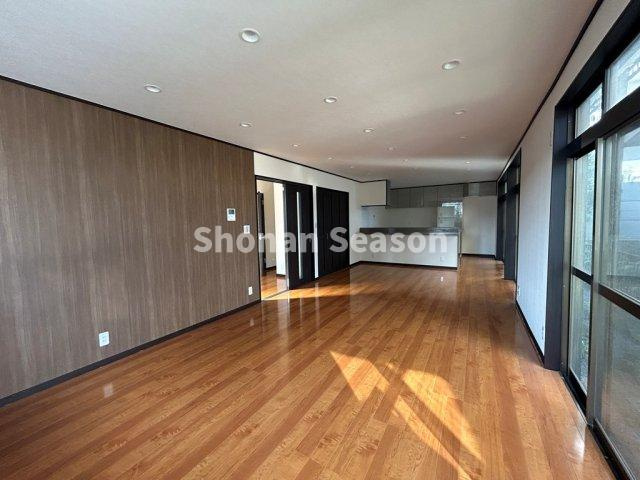 【居間・リビング】 | 大きな窓から陽光ひり注ぐ明るいリビングルームが広がります。