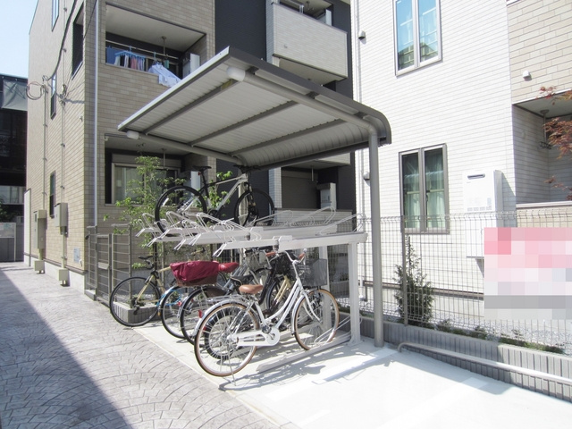レフィナードソメイＢ棟の駐車場|屋根付きの駐輪場です