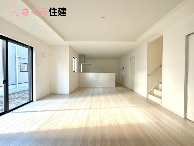 ～LIGARE～小山市城西2期　１号棟の居間・リビング|19帖LDKはキッチンで家事をしながらでもお子様に一対一で向き合える時間が作れます！！