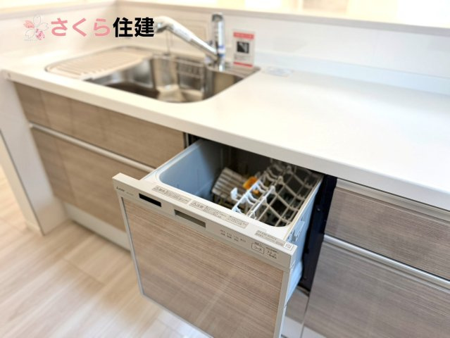 ～LIGARE～小山市城西2期　１号棟のキッチン|食器洗浄機が後片付けをサポート！食事後の家族のくつろぎタイムをゆっくりもてます
