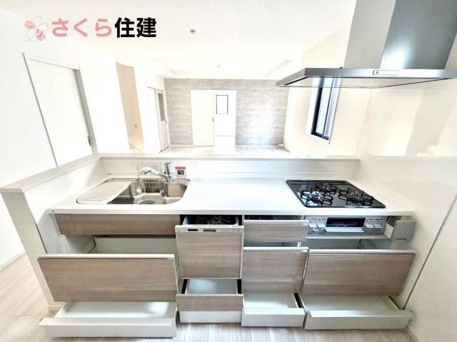 ～LIGARE～小山市城西2期　１号棟のキッチン|キッチン下収納は奥まで引き出せるので、大きく屈まなくても楽に必要なものがパッと取り出せます！	
