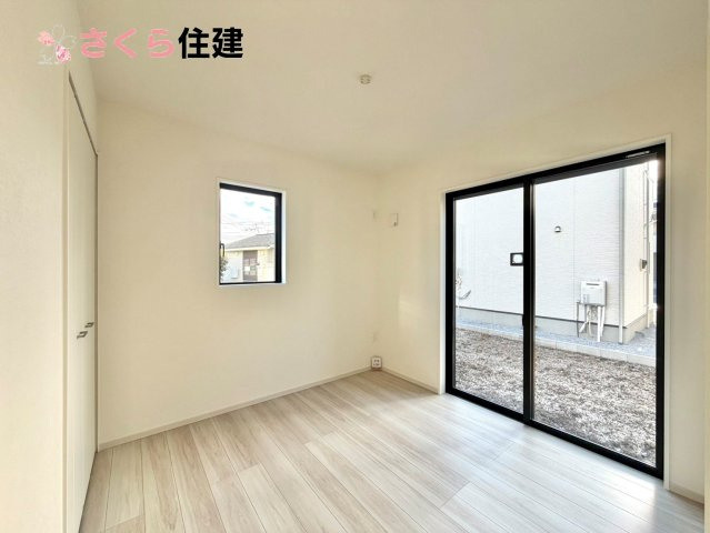 ～LIGARE～小山市城西2期　１号棟の洋室|リビング横の洋室は、思い切りお子様が遊べるキッズスペースにぴったり！押入はおもちゃをすっきり収納♪