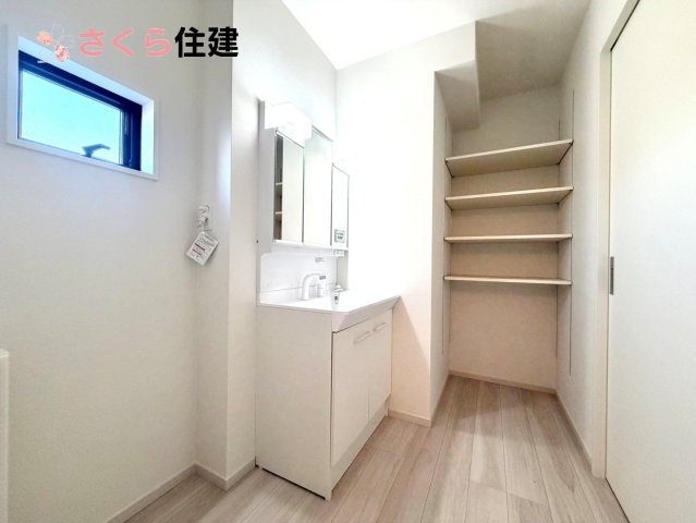 ～LIGARE～小山市城西2期　１号棟の独立洗面台|ゆとりある広さの洗面所。両サイド収納の洗面台で、二人ならんで同時の身支度もスムーズです。