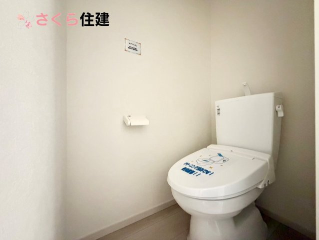 ～LIGARE～小山市城西2期　１号棟のトイレ|トイレは各階完備。夜、トイレに起きても、2階の寝室から1階のトイレに降りる必要はありません。