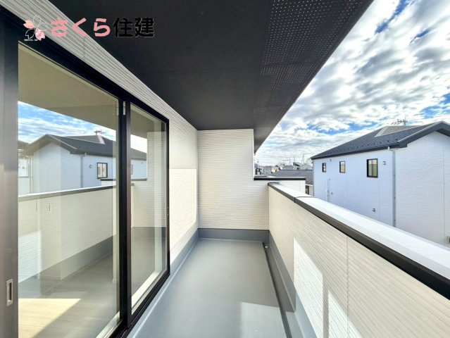 ～LIGARE～小山市城西2期　１号棟のバルコニー|急な雨でも安心なインナーバルコニー♪家族全員分の布団もゆったり並べられるます♪

