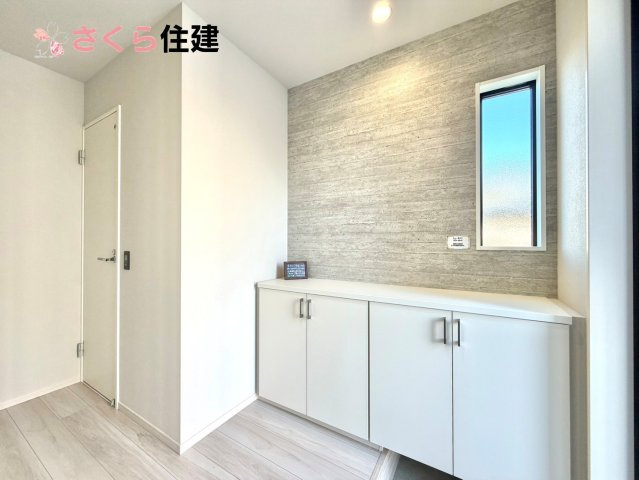～LIGARE～小山市城西2期　１号棟の玄関|人を迎え入れる最初の場所は清潔感がある空間にして、帰った時も『我が家』を最初に感じて貰える素敵な空間