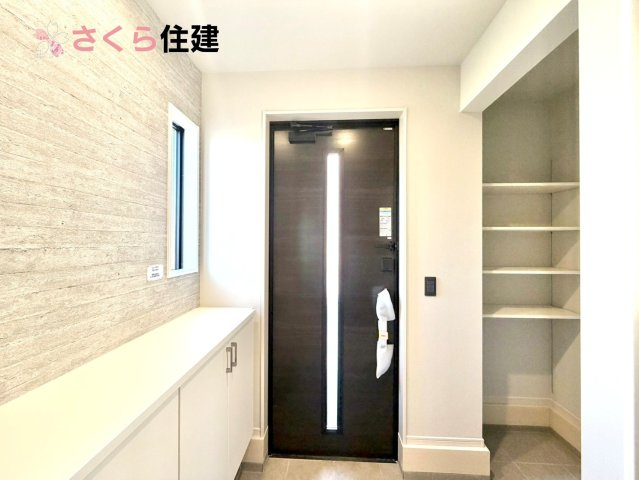 ～LIGARE～小山市城西2期　１号棟の玄関|玄関がいつも片づく大型シューズボックス。お子様の靴のサイズが大きくなっていっても安心の広々スペース！
