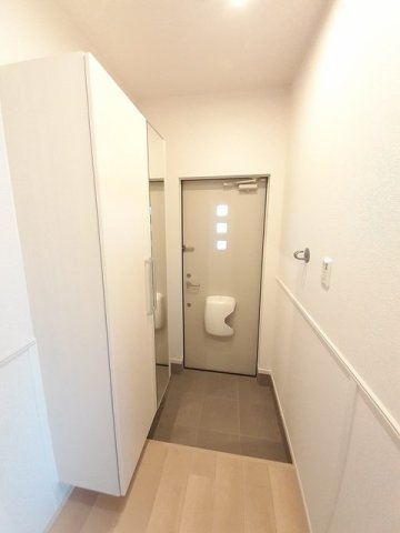 グランデヴィラ国森Ⅰ　　 刈谷市近郊の賃貸はクラスホームの玄関|明るい玄関です