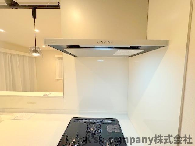 ◎藤沢市鵠沼海岸6丁目　中古戸建のキッチン|お手入れのしやすいスリムタイプのレンジフード☆