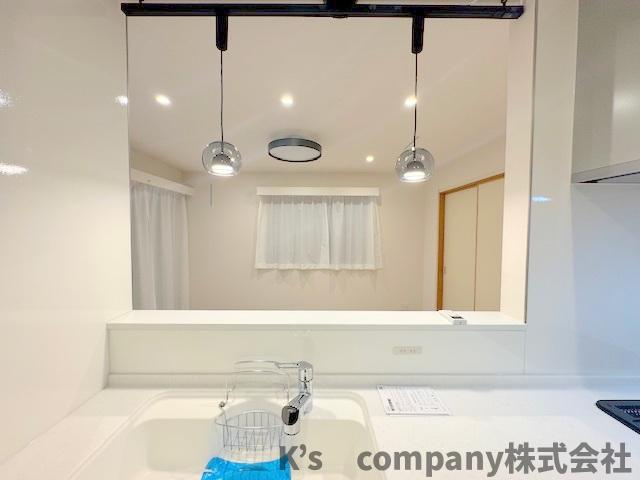 ◎藤沢市鵠沼海岸6丁目　中古戸建のキッチン|対面キッチンには手元を明るくしてくれるおしゃれなペンダントライトがあります◇
