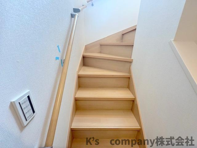 ◎藤沢市鵠沼海岸6丁目　中古戸建の内装|手すり付きの階段☆