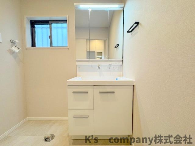 ◎藤沢市鵠沼海岸6丁目　中古戸建の独立洗面台|三面鏡の内側には小物収納が充実しています◇