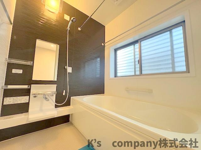 ◎藤沢市鵠沼海岸6丁目　中古戸建の浴室|アクセントパネルで心地の良い温かみのある浴室スペースになっています◇