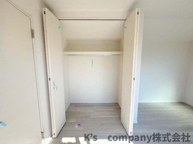 ◎藤沢市鵠沼海岸6丁目　中古戸建の収納|洋室８帖の収納スペース◇