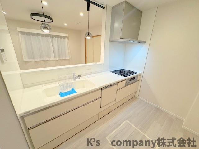 ◎藤沢市鵠沼海岸6丁目　中古戸建のキッチン|キッチンの後方には食器棚を置くスペースがあります◇