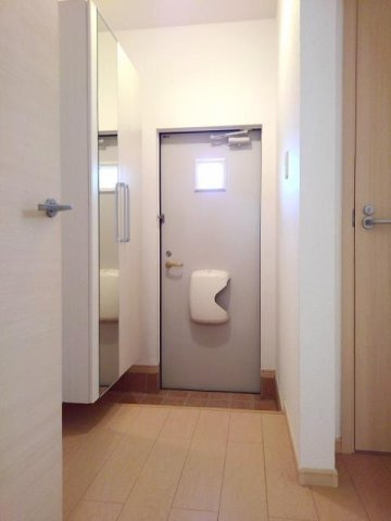 ネオシティ葵Ｃの玄関