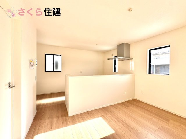 ～LIGARE～小山市城西2期　２号棟のキッチン|対面式システムキッチン。リビングを見渡せるキッチンで家族の様子をうかがいながら料理がはかどりそう！