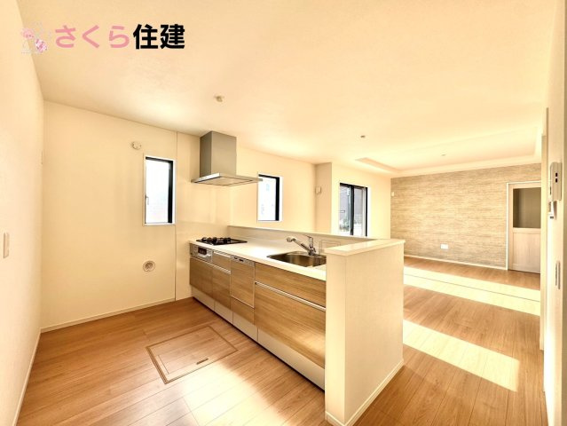 ～LIGARE～小山市城西2期　２号棟のキッチン|お子様と並んで料理をしても余裕のゆとりのキッチン。お子様と一緒に料理も叶いますよ♪