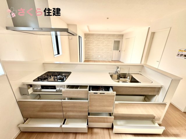 ～LIGARE～小山市城西2期　２号棟のキッチン|キッチン下収納は奥まで引き出せるので、大きく屈まなくても楽に必要なものがパッと取り出せます！