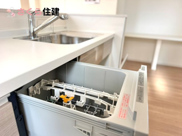 ～LIGARE～小山市城西2期　２号棟のキッチン|食器洗浄機が後片付けをサポート！食事後の家族のくつろぎタイムをゆっくりもてます
