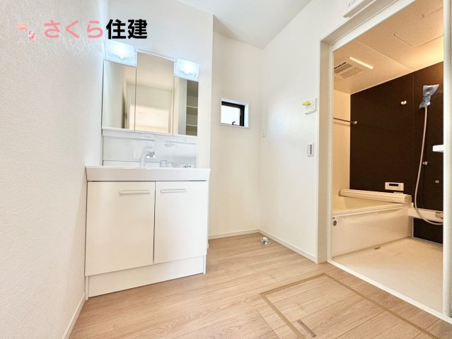 ～LIGARE～小山市城西2期　２号棟の独立洗面台|ゆとりある広さの洗面所。両サイド収納の洗面台で、二人ならんで同時の身支度もスムーズです