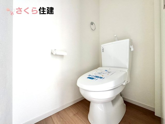 ～LIGARE～小山市城西2期　２号棟のトイレ|トイレは各階完備。夜、トイレに起きても、2階の寝室から1階のトイレに降りる必要はありません。