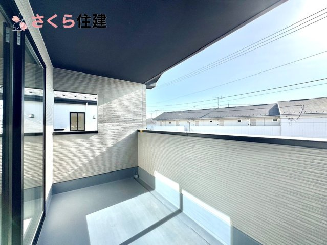 ～LIGARE～小山市城西2期　２号棟のバルコニー|急な雨でも安心なインナーバルコニー♪家族全員分の布団もゆったり並べられるます♪
