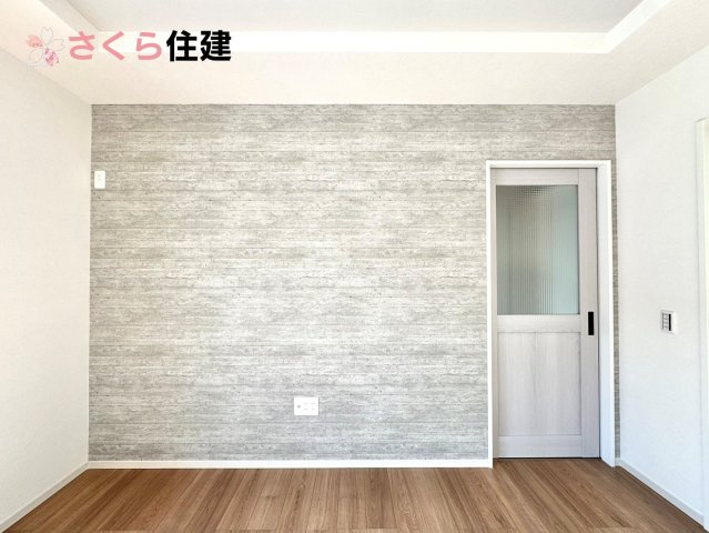 ～LIGARE～小山市城西2期　２号棟の居間・リビング|アクセントクロスでリビングが引き立つ！！