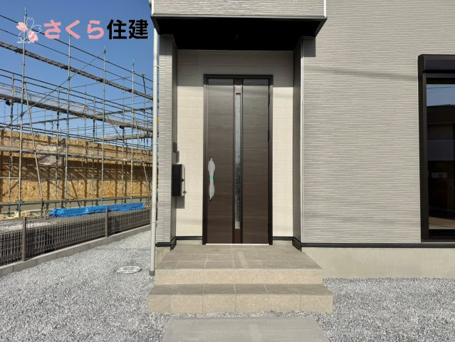 ～LIGARE～小山市城西2期　２号棟の玄関|玄関扉はスマートキー対応で、両手に荷物があっても楽に簡単開け閉め！もちろんモニター付きインターホン！