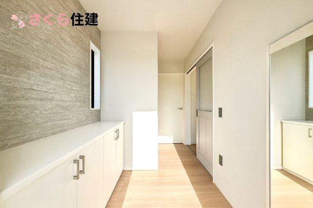 ～LIGARE～小山市城西2期　２号棟の玄関|人を迎え入れる最初の場所は清潔感がある空間にして、帰った時も『我が家』を最初に感じて貰える素敵な空間