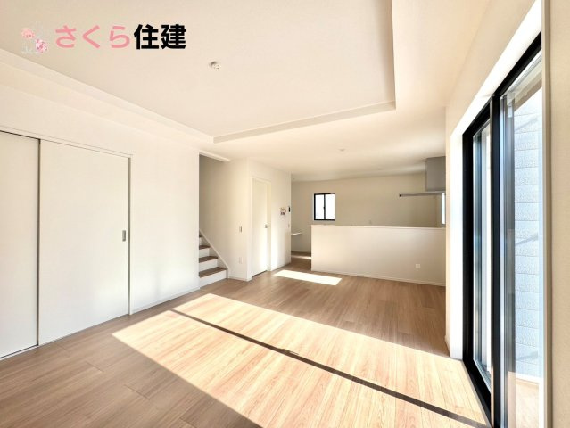 ～LIGARE～小山市城西2期　２号棟の居間・リビング|広々18.2帖LDLは南向きで日当たり良好。ゆったりとした時間の流れる開放的なくつろぎの空間