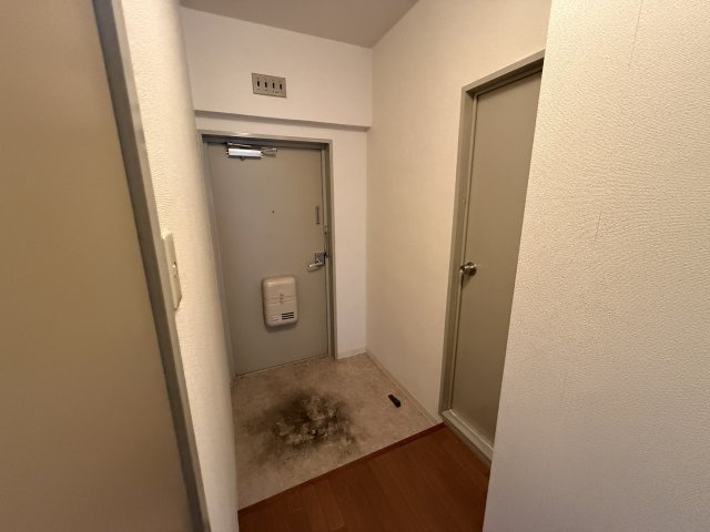 千里ハイツの玄関