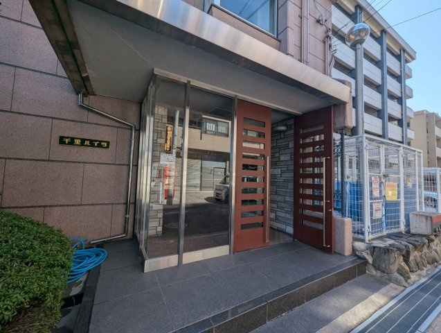 千里ハイツのエントランス