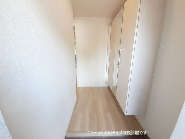 ペルラ　ルーチェＢ　　 刈谷市近郊の賃貸はクラスホームの玄関|ゆったりとした玄関です