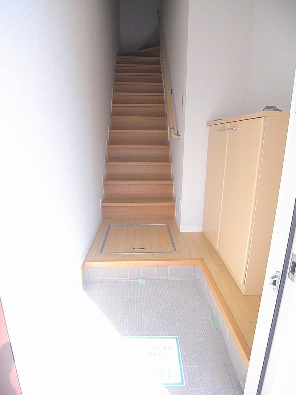 ツバサハイツ Aの玄関|1階に玄関がございます。内階段です。シューズボックスがございます。