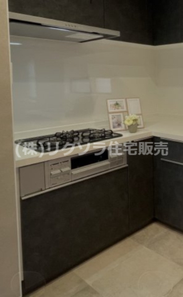 東船橋2丁目　中古一戸建てのキッチン|ビルトイン三口コンロ
■物件内覧・資金計画相談・住宅ローン相談、リフォーム相談、お問合せ受付中■
※当日・翌日のご内覧、ご相談はお電話でのお問合せがスムーズです！