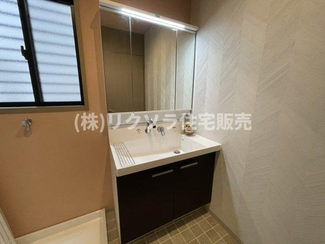 東船橋2丁目　中古一戸建ての独立洗面台|三面鏡付き独立洗面台
■物件内覧・資金計画相談・住宅ローン相談、リフォーム相談、お問合せ受付中■
※当日・翌日のご内覧、ご相談はお電話でのお問合せがスムーズです！