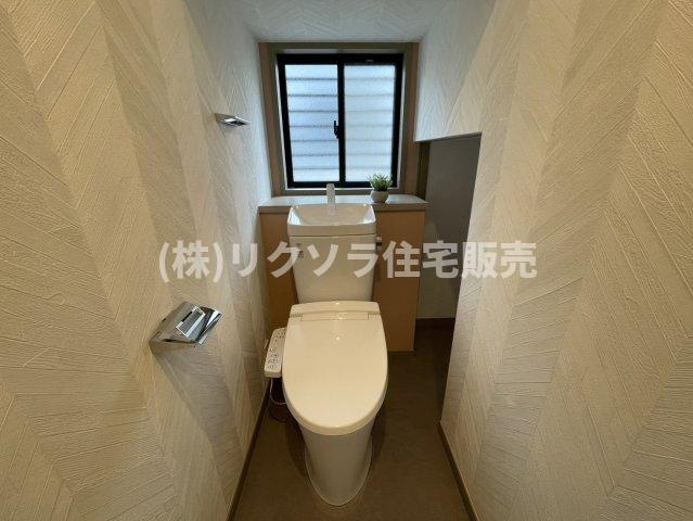 東船橋2丁目　中古一戸建てのトイレ|温水洗浄便座付き
■物件内覧・資金計画相談・住宅ローン相談、リフォーム相談、お問合せ受付中■
※当日・翌日のご内覧、ご相談はお電話でのお問合せがスムーズです！