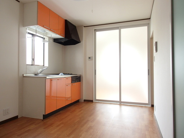 メゾンエクセリアＢ棟のその他|上下に収納があり使いやすいシステムキッチン