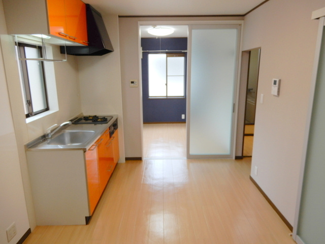 メゾンエクセリアＢ棟の居間・リビング|間仕切りも半透明で明るいＤＫ