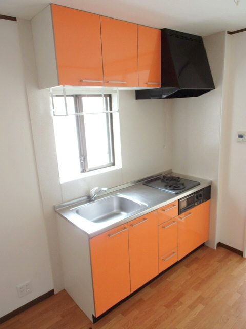 メゾンエクセリアＢ棟のキッチン|通風良好の窓付　グリル付ガス２口システムキッチン