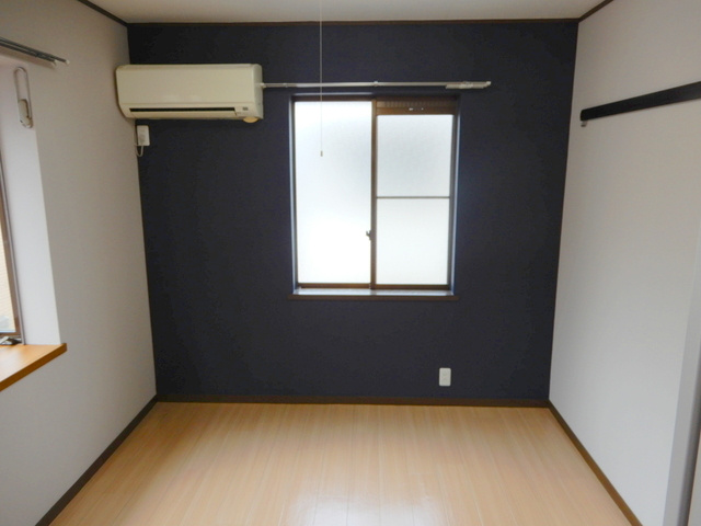 メゾンエクセリアＢ棟の居間・リビング|アクセントクロス採用の洋室