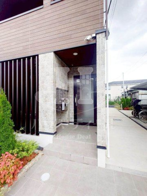 【エントランス】 | ラ・ヴィベール | 清潔なエントランスです