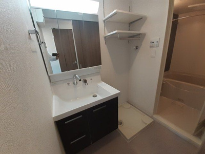 【洗面所】 | ラ・ヴィベール | 広い洗面スペース