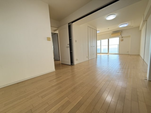 アルファステイツ塩屋駅前シーサイドテラスの居間・リビング|使い勝手のいい洋室です