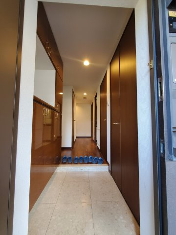 ダイアパレス草加　ヴィラ・リゾートの玄関|収納もある玄関です