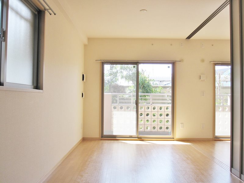 和泉市伯太町１丁目の賃貸マンションの居間・リビング|ゆったりとしたリビングです