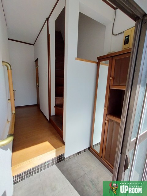 楠３丁目貸家の玄関