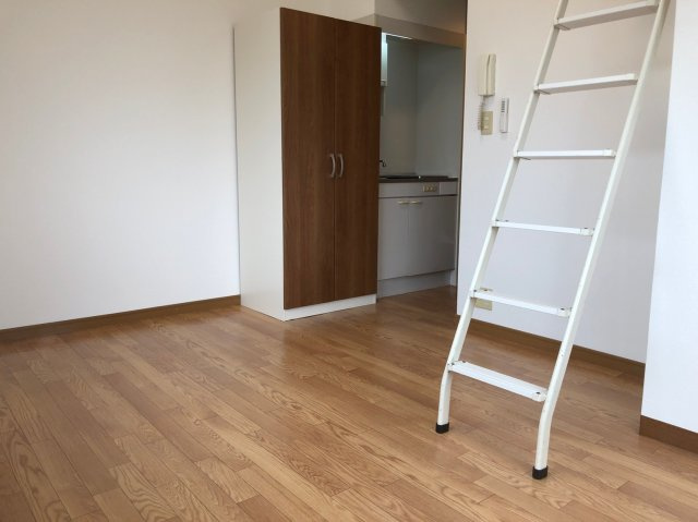 ロフト付きの6帖の洋室です♪